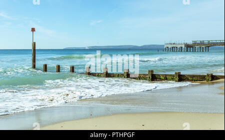 Les vagues déferler sur les épis à Boscombe Bournemouth, Royaume-Uni. La jetée en arrière-plan. Prise le 7 octobre 2018. Banque D'Images