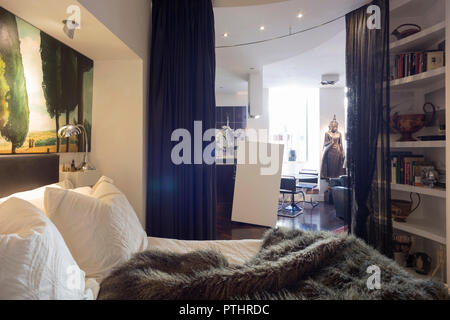 Chambre dans un petit mais élégant appartement avec beaucoup d'antiquités Et meubles vintage en Italie Banque D'Images