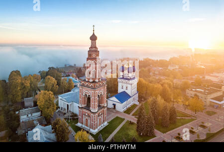 Bronnitsy, oblast de Moscou, en Russie. Voir l'aerail de Bell Tower et cathédrale de l'Archange Michael, le lever du soleil Banque D'Images