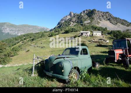 Abandonné Vintage Peugeot 203 pick up Truck (1948-1960) & 675 Tracteur Massey Ferguson sur Hill Farm à Taloire dans les gorges du Verdon Alpes France Banque D'Images