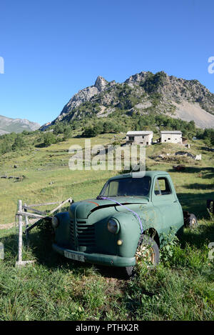 Abandonné Vintage Peugeot 203 pick up Truck (1948-1960) dans le paysage vert sur l'établissement Hill Farm à Taloire dans les gorges du Verdon Alpes France Banque D'Images