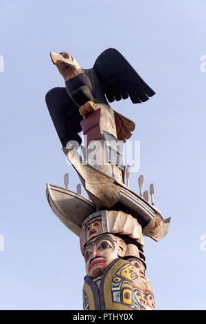 Aigle aux ailes propagation sur le dessus de la réconciliation Pole sculpté par le maître sculpteur haïda Jim Hart, Université de Colombie-Britannique, Vancouver, Colombie-Britannique, Canada Banque D'Images