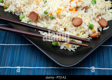 Riz aux légumes dans un plateau Banque D'Images