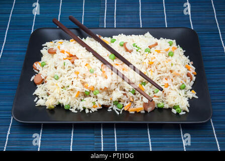 Plateau de riz frit avec légumes Banque D'Images