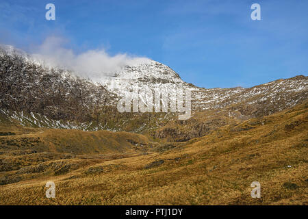 Le sommet du Mont Snowdon couverts dans le brouillard à la recherche au nord-ouest de l'Watkin path du Parc National de Snowdonia au nord du Pays de Galles Royaume-uni Décembre 5850 Banque D'Images
