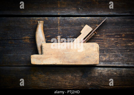 Carpenter d'examen avec vieux part en avion. Le travail du bois traditionnel. Banque D'Images