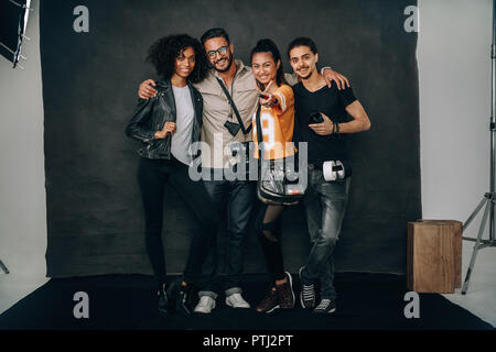 Happy shoot photo team standing ensemble dans un studio. Par modèle et photographe maquilleur pendant une séance photo. Banque D'Images