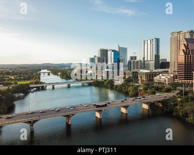 Vue aérienne de Auston Texas de la Congress Avenue Bridge à côté du centre d'observation Statesmans Bat... Banque D'Images