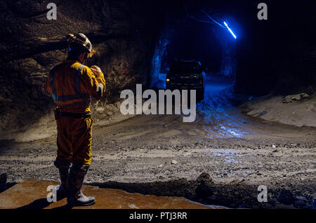 Cerro de Pasco, Pérou - 13 juillet 2017 : miner l'attente de la voiture pour l'emmener hors de la mine . Journée terminé Banque D'Images