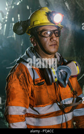 Cerro de Pasco, Pérou - 14 juillet 2017 : Miner dans la mine. Miner l'intérieur de la mine en uniforme et avec un air de confiance. Banque D'Images