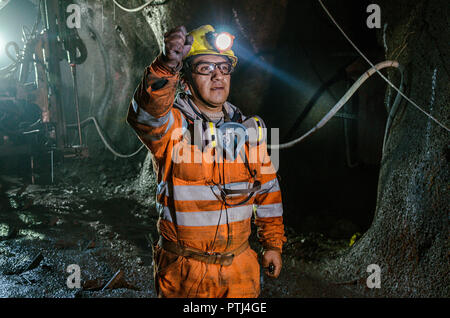 Cerro de Pasco, Pérou - 14 juillet 2017 : Miner dans la mine. Miner l'intérieur de la mine en uniforme et avec un air de confiance. Banque D'Images