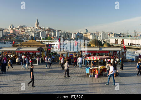 Bazar d'Eminonu avec des stands de nourriture et de restaurants, les traversiers, le détroit du Bosphore, la tour de Galata, pont de Galata et Karakoy peut être vu dans l'arrière-plan, Banque D'Images