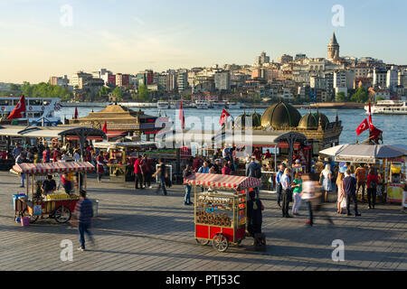 Bazar d'Eminonu avec des stands de nourriture et de restaurants, les traversiers, le détroit du Bosphore, la tour de Galata et Karakoy peut être vu dans le contexte à la fin de l'afterno Banque D'Images