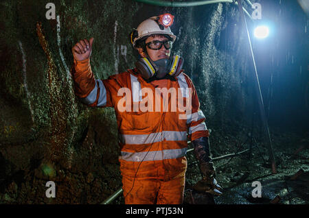Cerro de Pasco, Pérou - 14 juillet 2017 : Miner dans la mine. Miner l'intérieur de la mine en uniforme et avec un air de confiance. Banque D'Images