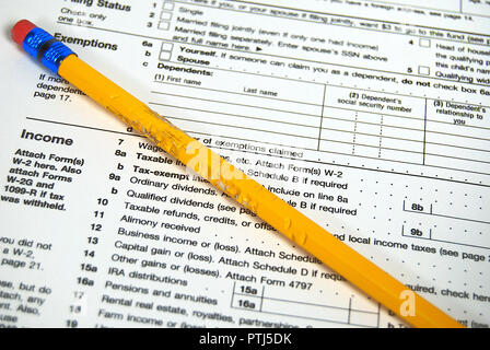 Close up d'un crayon jaune croqué sur le formulaire de déclaration de revenus Banque D'Images