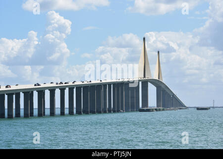 Sunshine Skyway Bridge à Saint-Pétersbourg, Floride prises à partir de la jetée de pêche du nord Banque D'Images