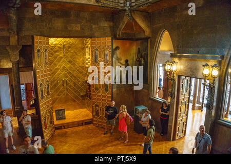 Les touristes et les visiteurs à pied à l'intérieur du Palau Guell palace conçu par Antonio Gaudi à Barcelone. Banque D'Images