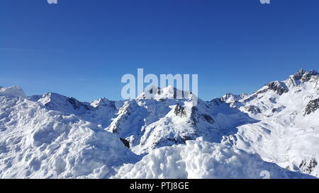 Image de sommets de montagnes couvertes de neige dans les Alpes autrichiennes Banque D'Images