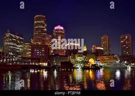 Le centre-ville de Boston skyline le long du port intérieur de nuit, USA Banque D'Images