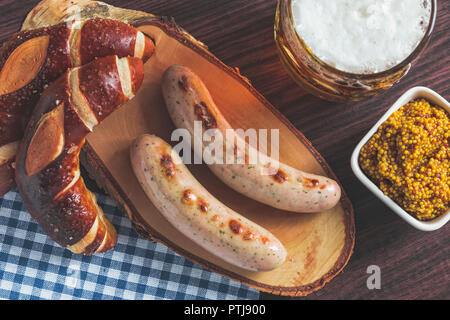 Le bavarois weisswurst, bretzels et bière. Banque D'Images