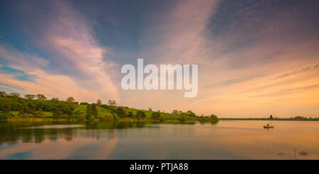 Pêche à la truite au coucher du soleil sur le réservoir Thornton dans Leicestershire. Banque D'Images