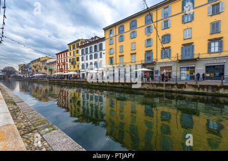 Marche à la zone de canaux - le Naviglio Grande. Milan, Italie Banque D'Images