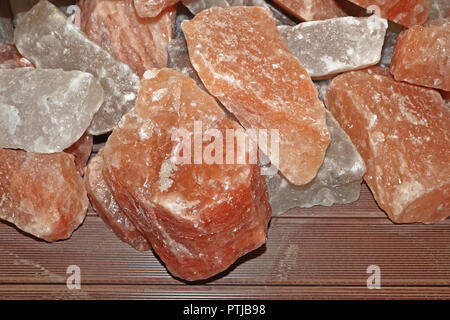 Les cristaux de sel rose de l'Himalaya dans les roches Banque D'Images