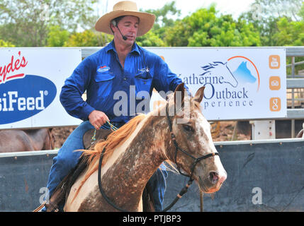 Tom le rideau de scène cow-boy chantant dans son expérience de l'Outback show à Katherine, Territoire du Nord, Australie Banque D'Images