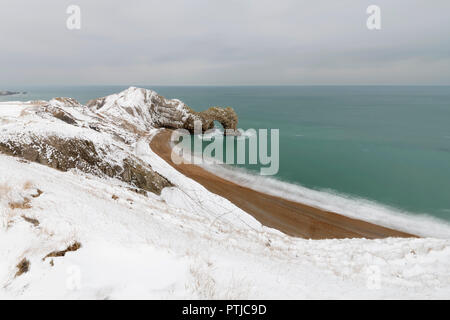 Durdle Door dans la neige sur la côte du Dorset. Banque D'Images