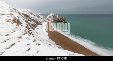 Durdle Door dans la neige sur la côte du Dorset. Banque D'Images