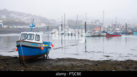 Un jour brumeux au port de Newlyn dans l'ouest de Cornwall. Banque D'Images