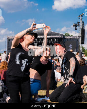 Trois festivaliers prendre une à l'selfies All Points East music festival au parc Victoria. Banque D'Images