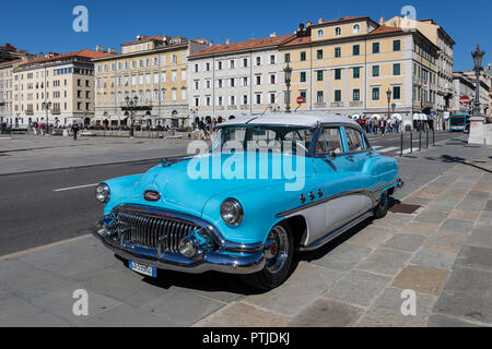 Buick classic voiture garée dans la rue à Trieste, Italie Banque D'Images