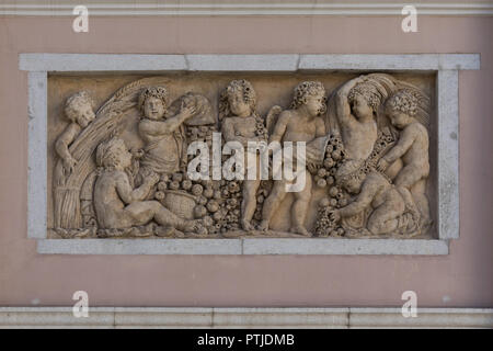 Avec soulagement les chérubins sur la façade de l'ancien bâtiment de la Bourse à Trieste, Frioul-Vénétie Julienne, Italie Banque D'Images