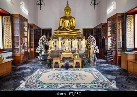 Au sud du Vihara Wat Pho à Bangkok, Thaïlande, avec Bouddha prêchant son premier sermon à la cinq disciples. Banque D'Images
