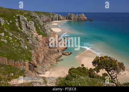 Le sable doré et la mer turquoise à Pednvounder avec plage et falaises Treen Logan Rock dans la distance. Banque D'Images