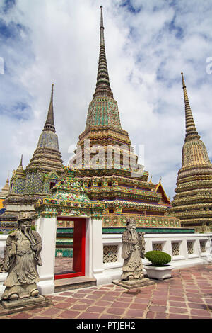 Chedis des quatre rois du Wat Pho à Bangkok, Thaïlande. Banque D'Images