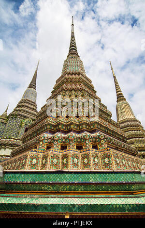 Phra Maha Chedi Si Rajakarn au Wat Pho à Bangkok, Thaïlande. Banque D'Images