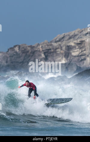 Un surfeur dans une compétition de longboard à plage de Fistral à Newquay en Cornouailles. Banque D'Images