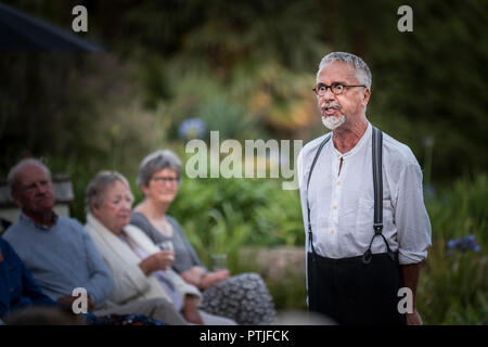 L'acteur Richard Kernow de theatre company trouver la volonté d'effectuer Bard têtes à Trebah Garden à Cornwall. Banque D'Images