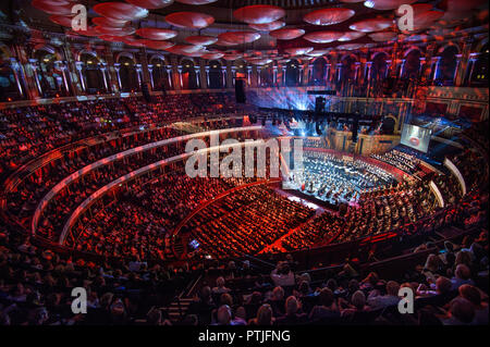 Chute des pétales du plafond lors de la grande finale de la performance finale dirigée par Patrick conducteur Hawes, Le Royal Philharmonica Orchestra et d'autres artistes au cours de Classic FM Live's première mondiale de la Grande Guerre Symphony au Royal Albert Hall de Londres, pour marquer le 100e anniversaire de la fin de la Première Guerre mondiale. Banque D'Images