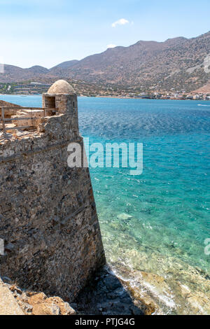 , Spinalonga Crète (Grèce). Construit comme un fort militaire par des soldats Genovese, l'île a été une communauté de lépreux pour certains de ces derniers siècles. Banque D'Images