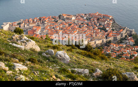 La vieille ville de Dubrovnik à partir de la colline. Banque D'Images