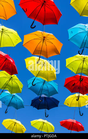 Parasols colorés suspendus au-dessus d'une rue à Liverpool. Banque D'Images