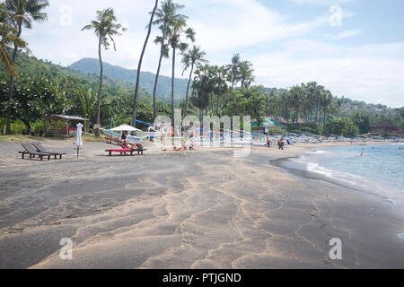 Les gens se reposer et se détendre sur une plage tropicale. Banque D'Images