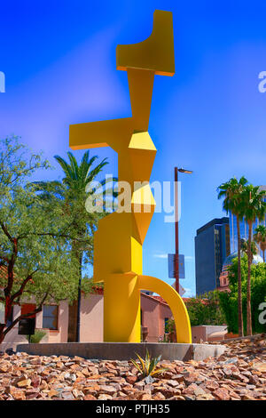 Sculpture jaune appelé tour solaire à l'entrée de la Tucson Museum of Art sur l'avenue principale, Tucson AZ Banque D'Images