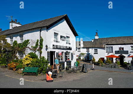 Les commerces locaux et le Kings Arms Inn à Hawkshead. Banque D'Images