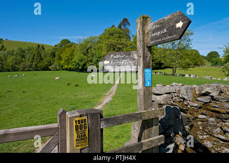 Les panneaux en bois sentier public près de Hawkshead village. Banque D'Images