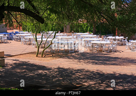 Tables et chaises en plastique blanc à l'extérieur du Cafe A LA C'art au Musée d'art de cour, Tucson, AZ Banque D'Images