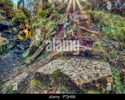 L'église de Lud Millstone Grit profond gouffre couvert de mousse, pleine d'histoire, mythes et légendes près de Gradbach dans le parc national de Peak District, Staffordshire Banque D'Images